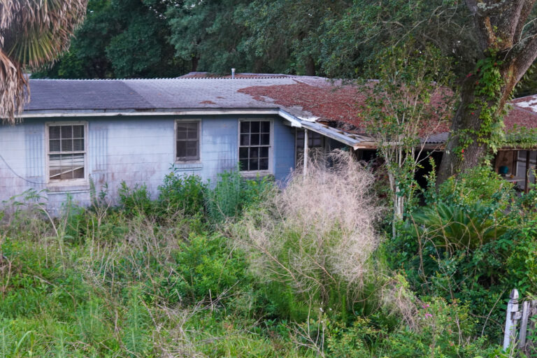 abandoned home in Valparaiso Florida