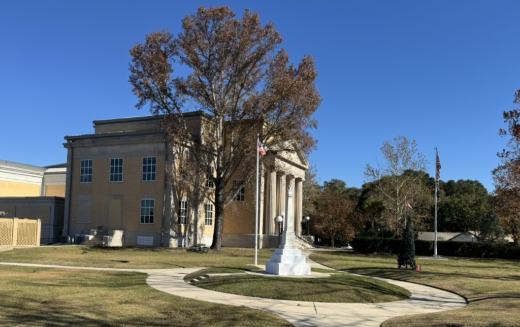 a photo of the courthouse in DeFuniak Springs, Florida.